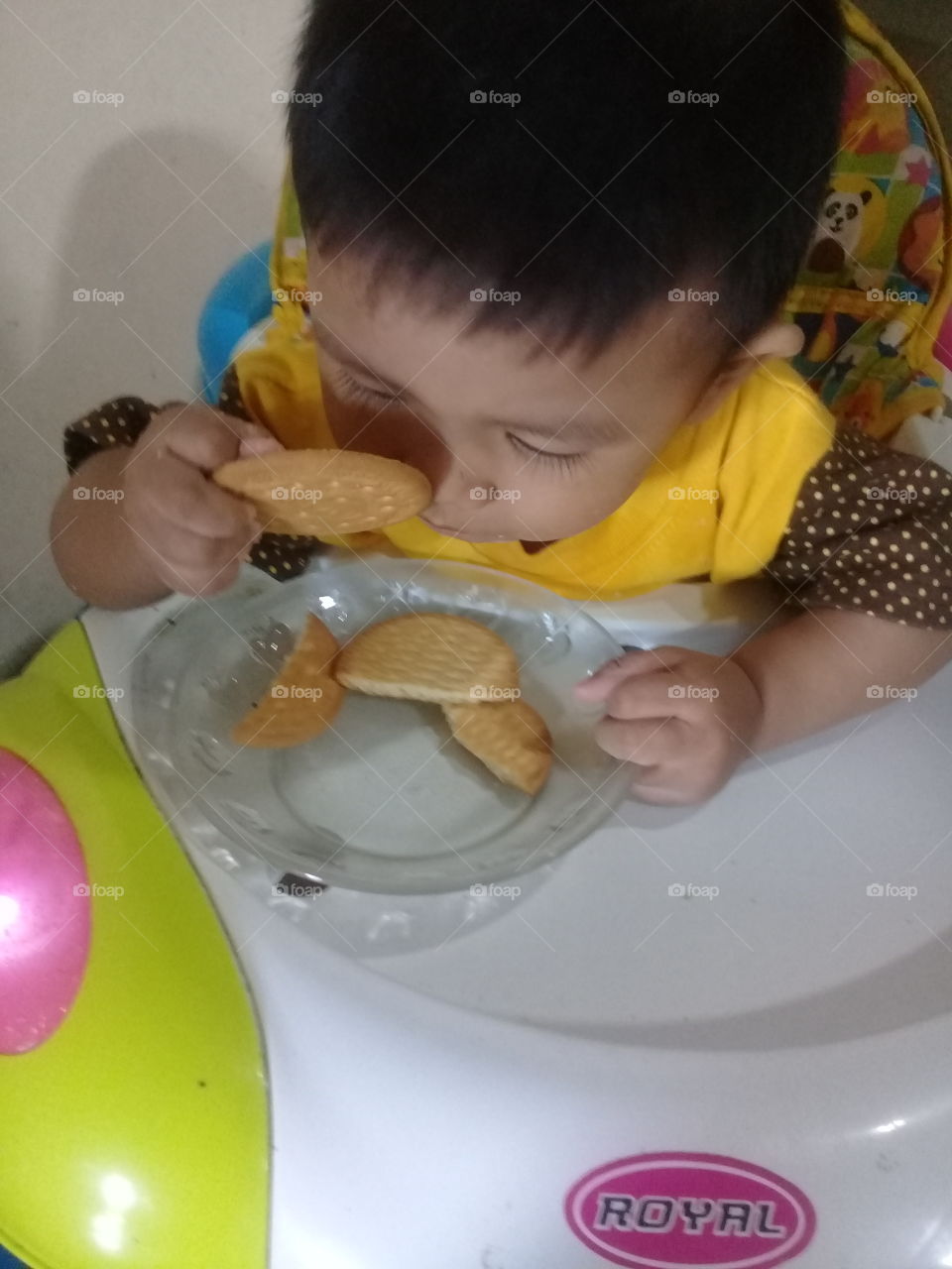 a baby try take food