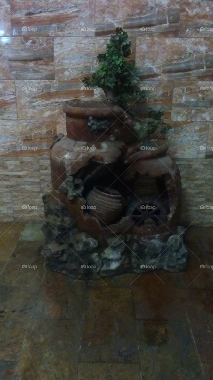 the ancient pot, place at a hotel reception serving as a welcome object, telling about the good people of Borno.