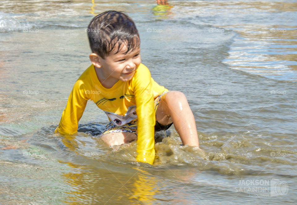 Criança brincando na Água