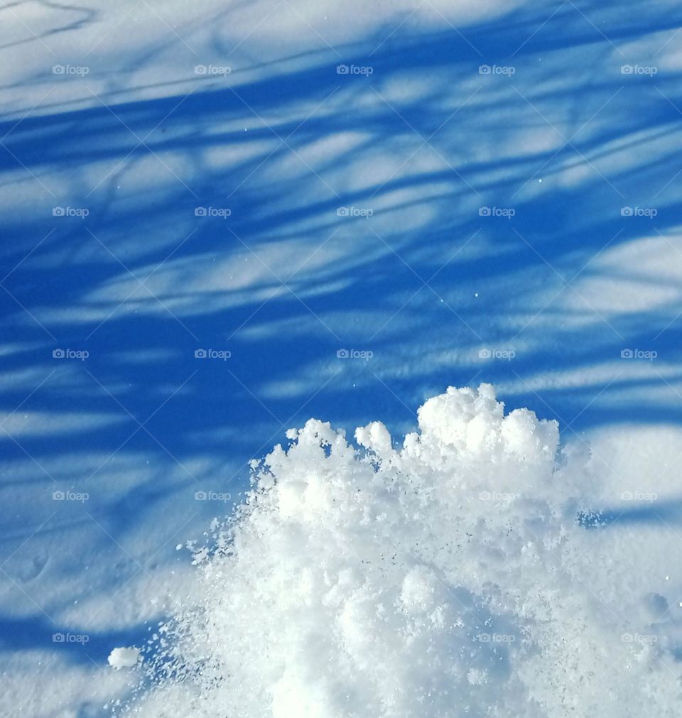 It looks like a small snow avalanche, even very ❄️ It's cool when the snow falls, it's beautiful 🌨️📷⛄