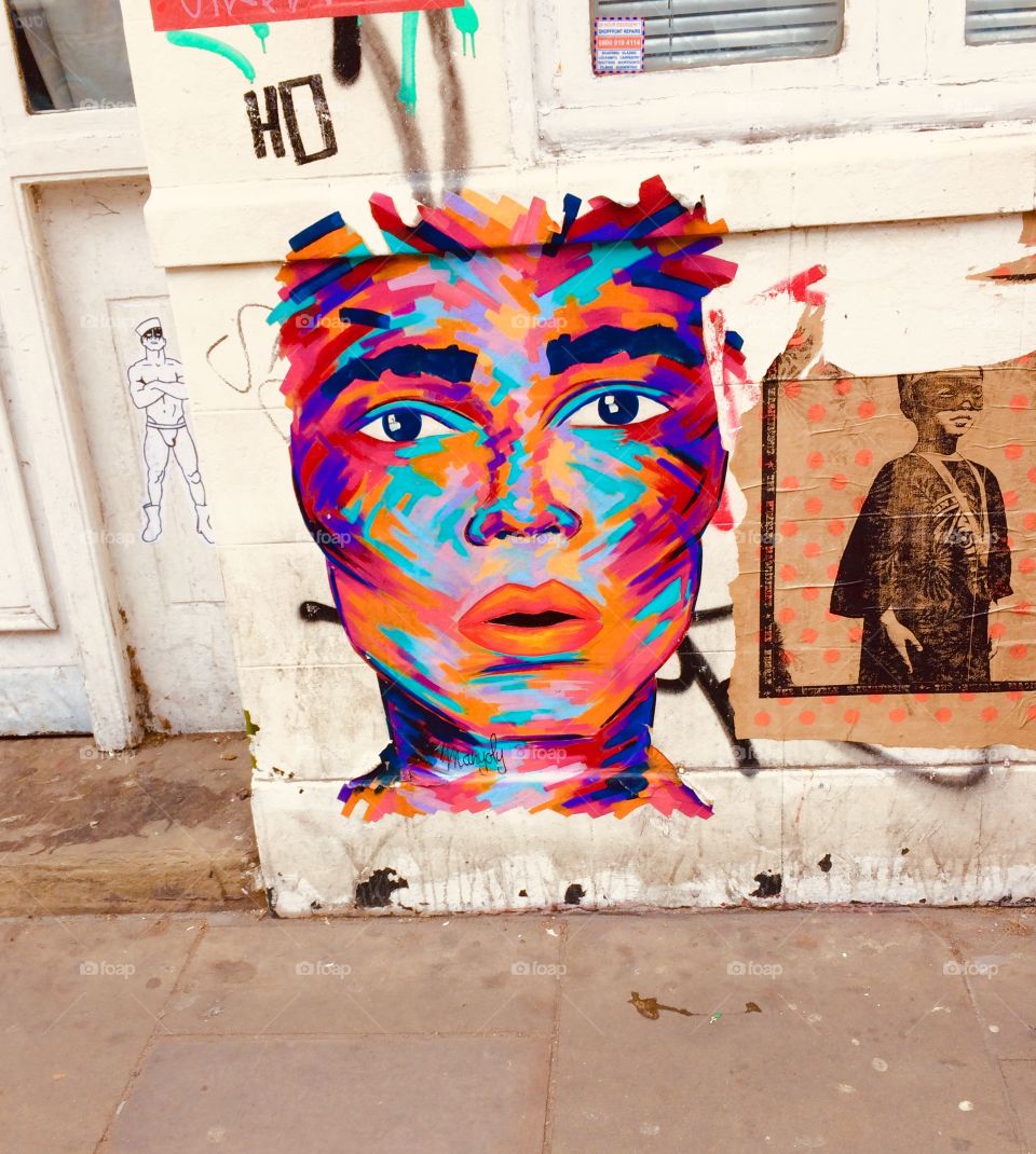 In the streets of London there have a tons of graffiti and grafic paintings. This is a gallery in the hole if the city. Stunning pictures, photos, posters, graphics, art, collages, prints and all the stuff. A gallery without to pay and by. 