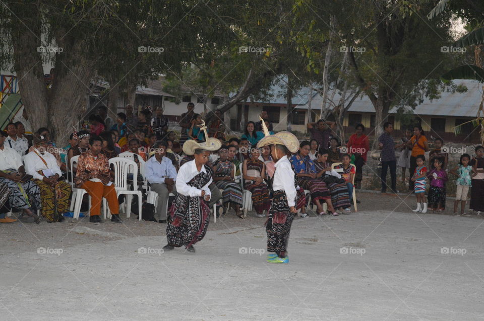 Tari KAKA MUSIH / war dance is a traditional dance in the Rote area. This dance illustrates the readiness of soldiers to face the enemy. In addition, Kaka Enemies are also used as dance accompaniment to the battlefield