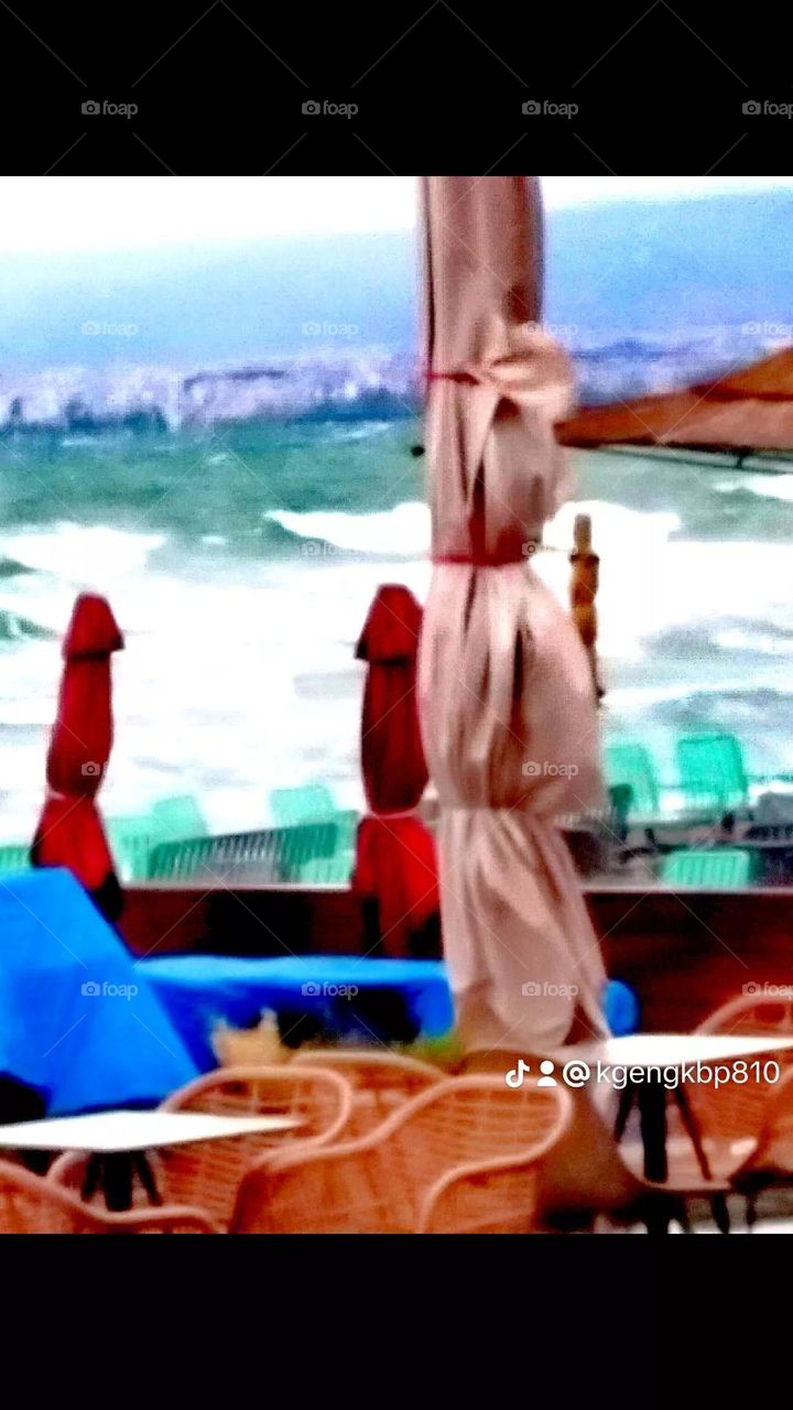 The wind comes to me