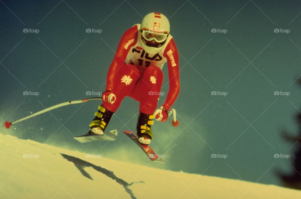 At the FIS Alpine World Ski Championships in Crans-Montana, Switzerland the sun was out, the sky was blue and I was after a shot of a skier taking to the air.
I searched for a good hill, with no trees in the background and focused ahead of the brow.