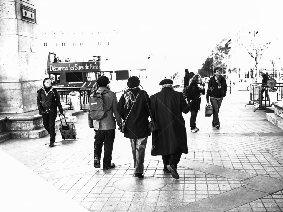 Le beret. Paris street scene