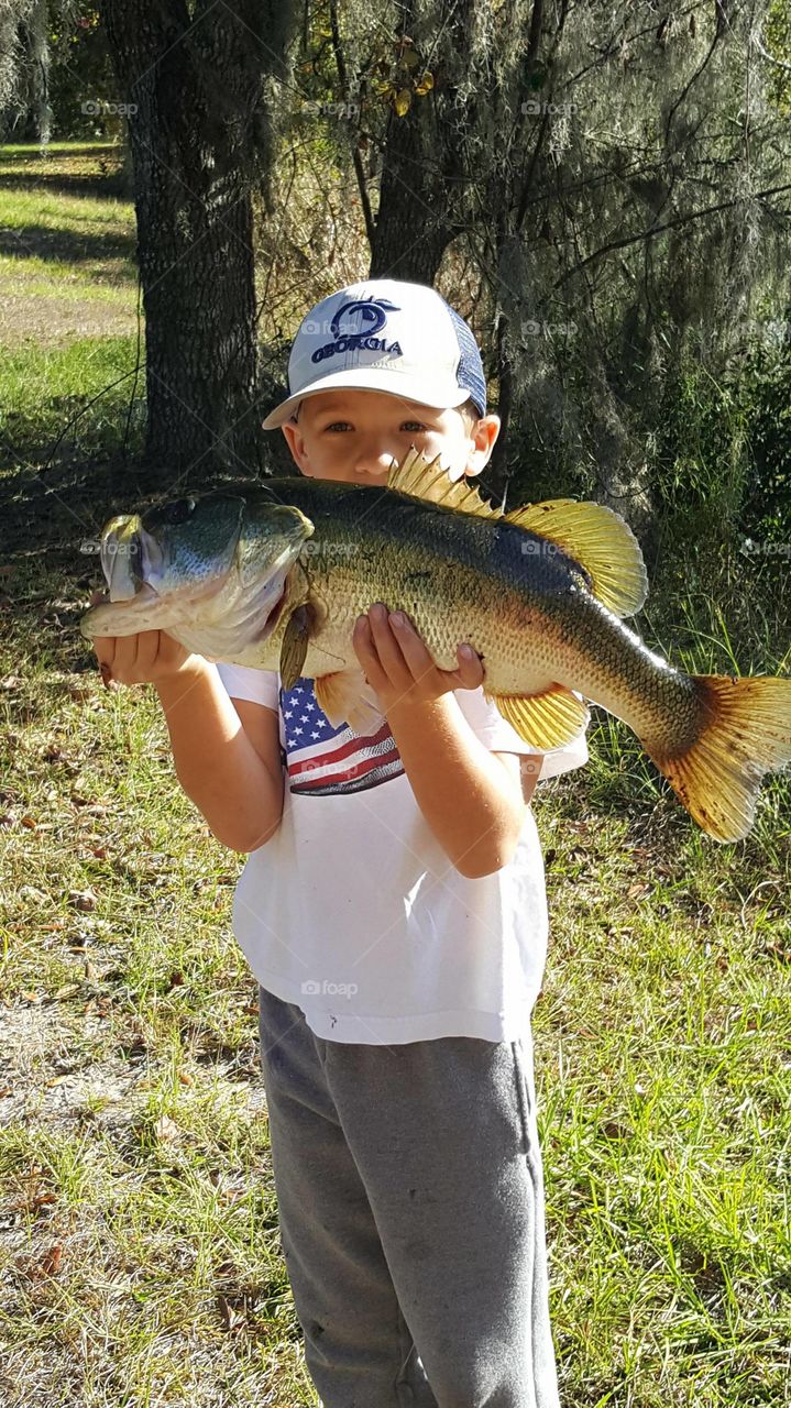 teaching the right! 1st large mouth bass 7lbs 15oz