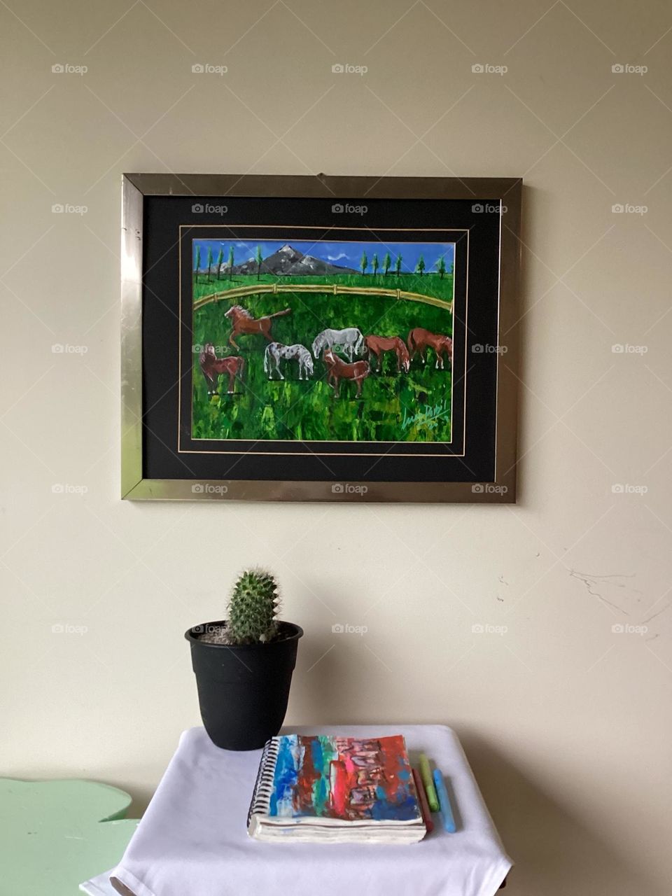 Elegantes caballos galopando en la pradera algunos otros en el mar una excelente portada para lucir en el entorno  de tu oficina tu hogar u disfrutar de la excelente belleza de un cuadro en la naturaleza 