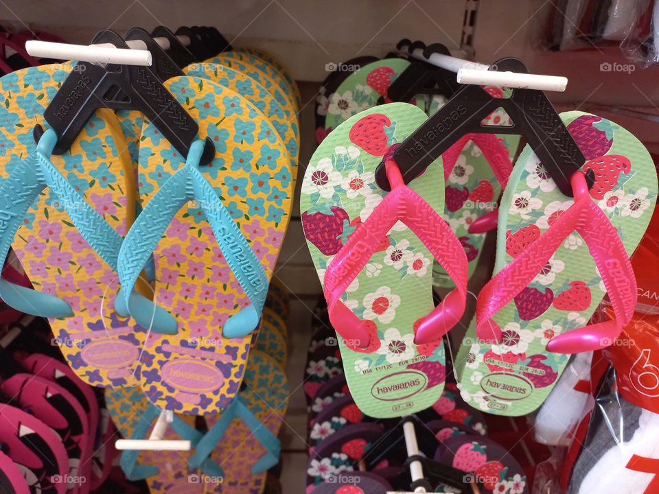 Chinelos infantis: coloridos, divertidos e lindos, que permitem  a criançada  terem um dia a dia mais leve e feliz!