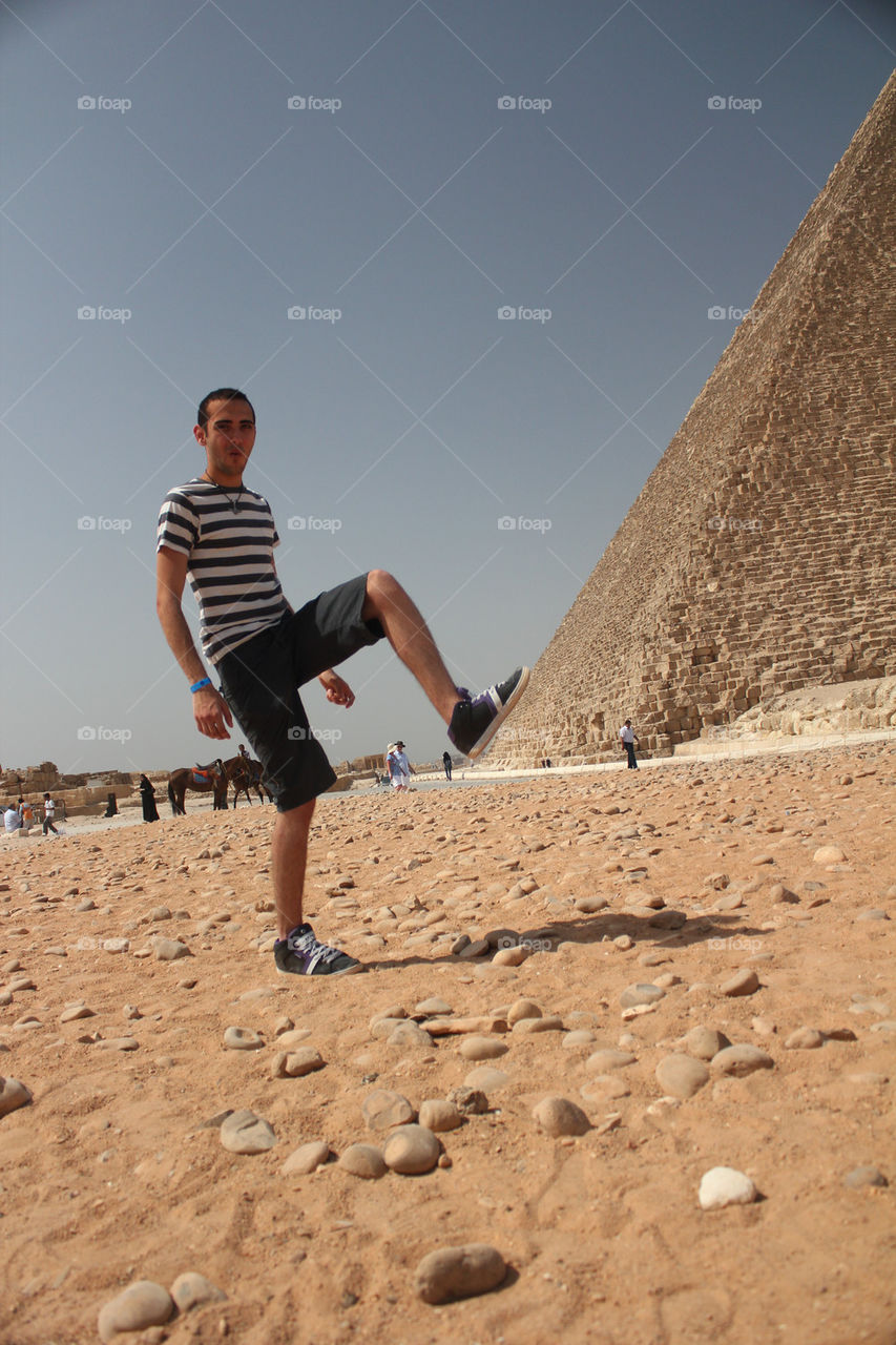 Stepping illusion on the pyramid
