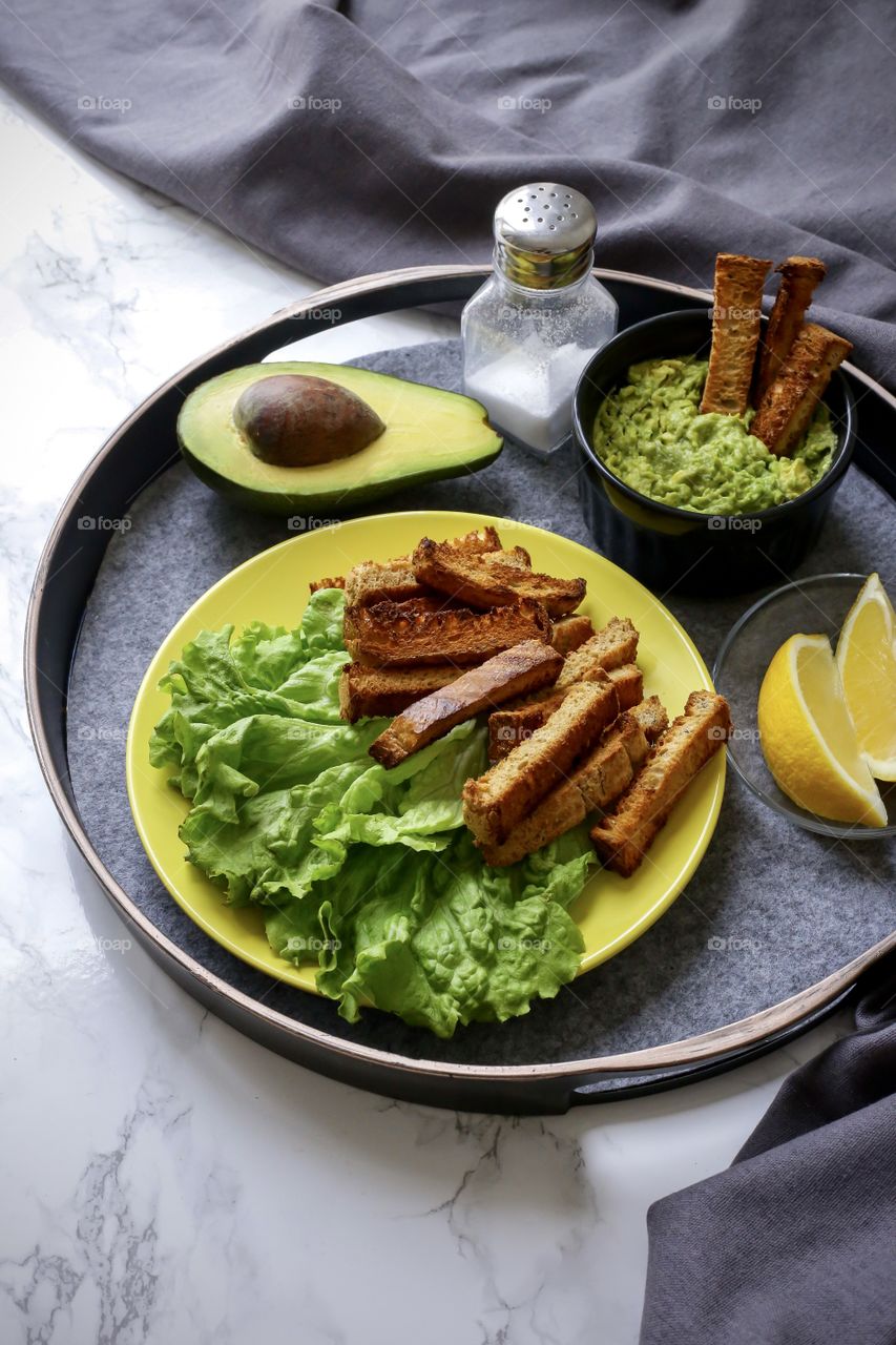 Guacamole and bread 