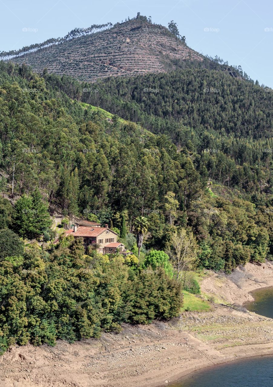 A riverside cottage at the foot of a mountain in Central Portugal 
