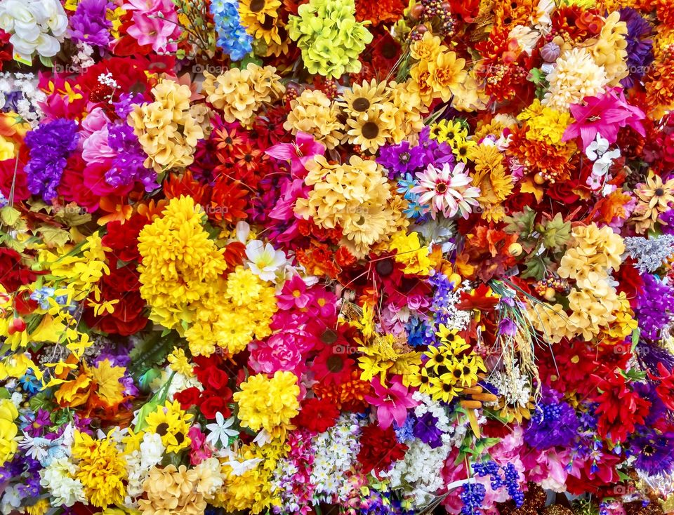 Many colors and varieties in artificial flowers 