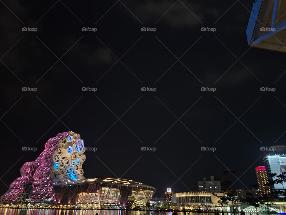 Kaohsiung Music Center.Designed by Manuel Alvarez Monteserin Lahoz. Got FIABCI World Prixd'Excellence Awards 2021. The appearance design is based on the ups and downs of the waves. The building name is "Wave Towers"