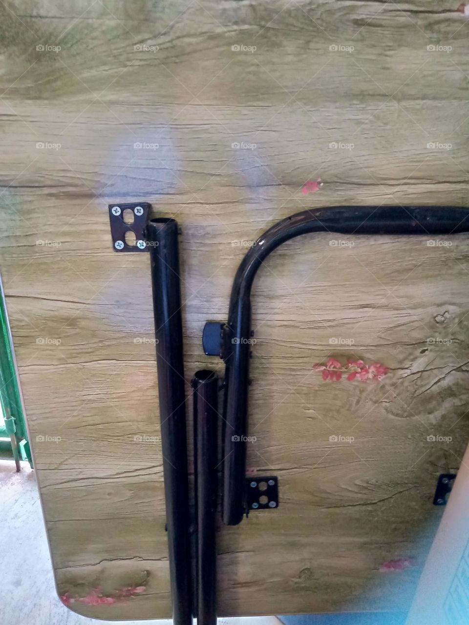 #WOOD VS METAL,, THIS IS A WOOD TABLE WITH METAL FOLDING STAND