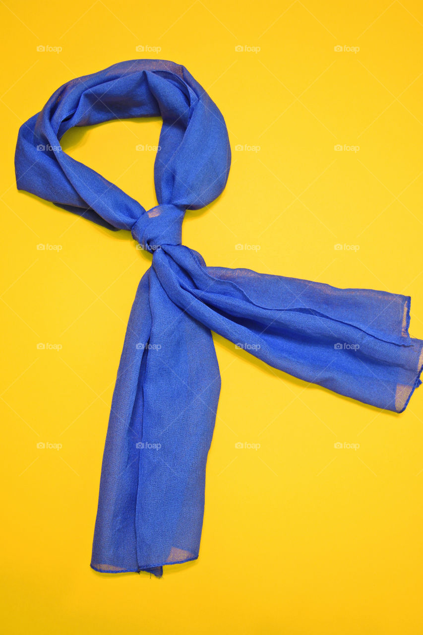 Clash of colors - Scarf tied in a cravat