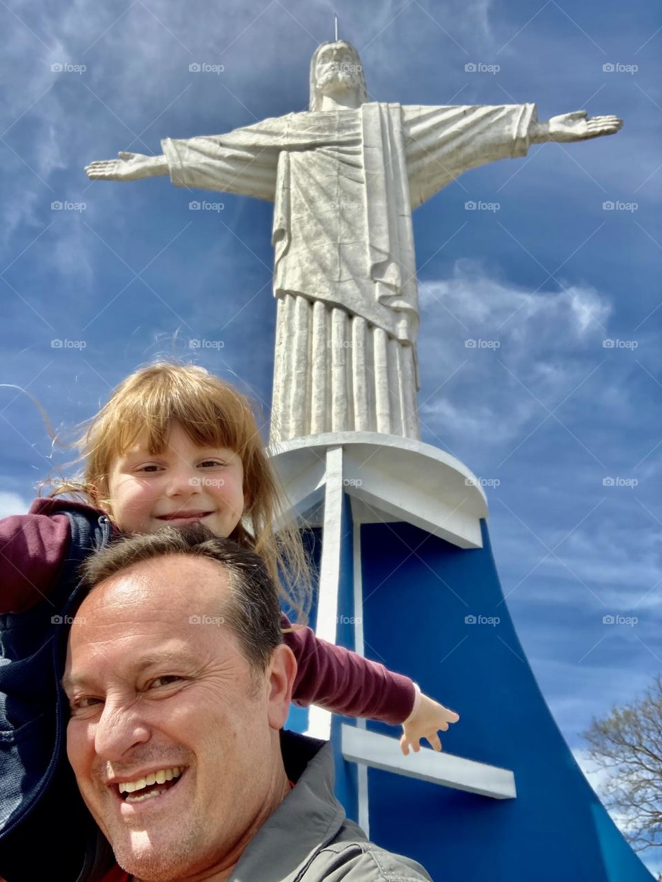 🇺🇸 A photo of father and daughter next to Christ the Redeemer.  We are in Campo Limpo Paulista, Brazil.  Long live parenthood. / 🇧🇷 Uma foto de pai e filha ao lado do Cristo Redentor. Estamos em Campo Limpo Paulista, no Brasil. Viva a paternidade.