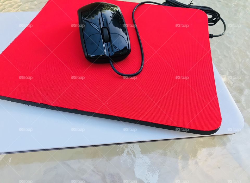The black mouse and the red pad 