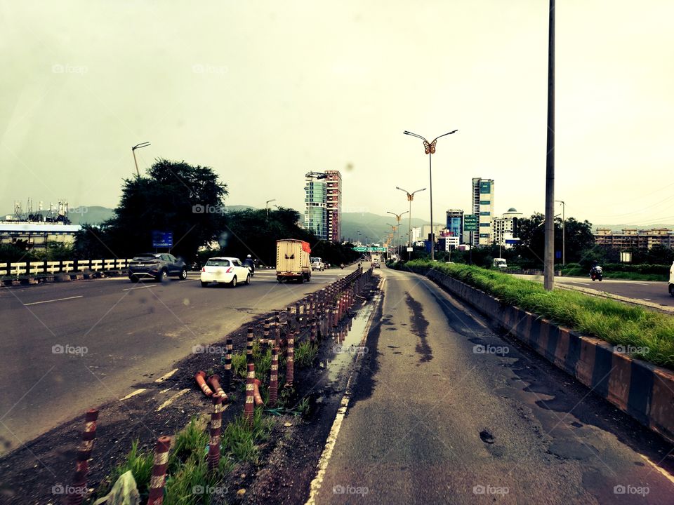 Flyover
@Megahighway🛤️🛤️
Pleasent Weather,🗯️☁️☁️
Moving Vehicles
Natural Beauty