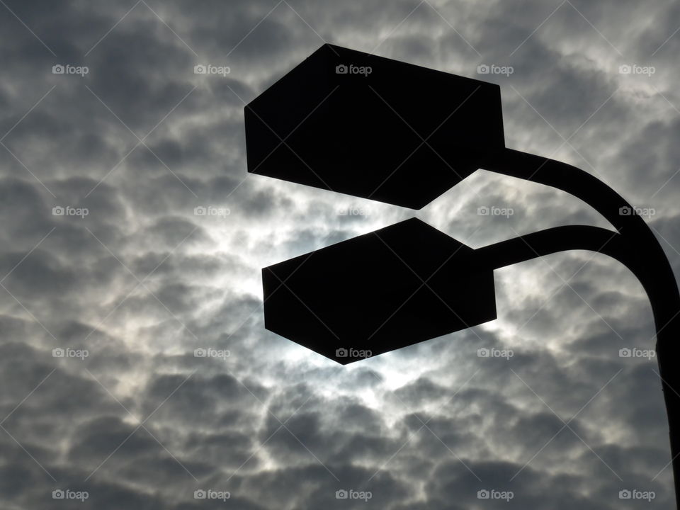 alien antenna 📶. This is a picture of a street light 💡. 👣 🚶 🏃 🔥 💨