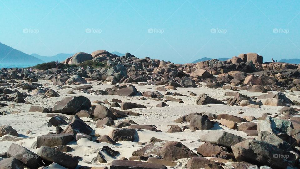 pedras areia e céu.