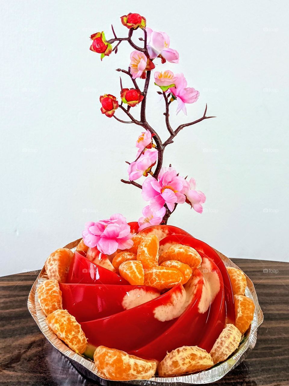 Jelly cakes decorated with artificial flowers.