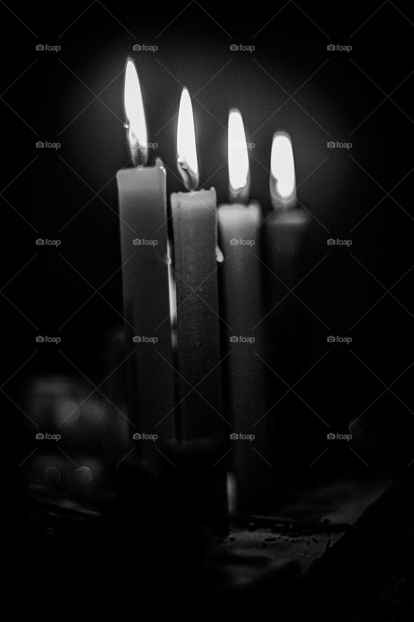 chamas na escuridão