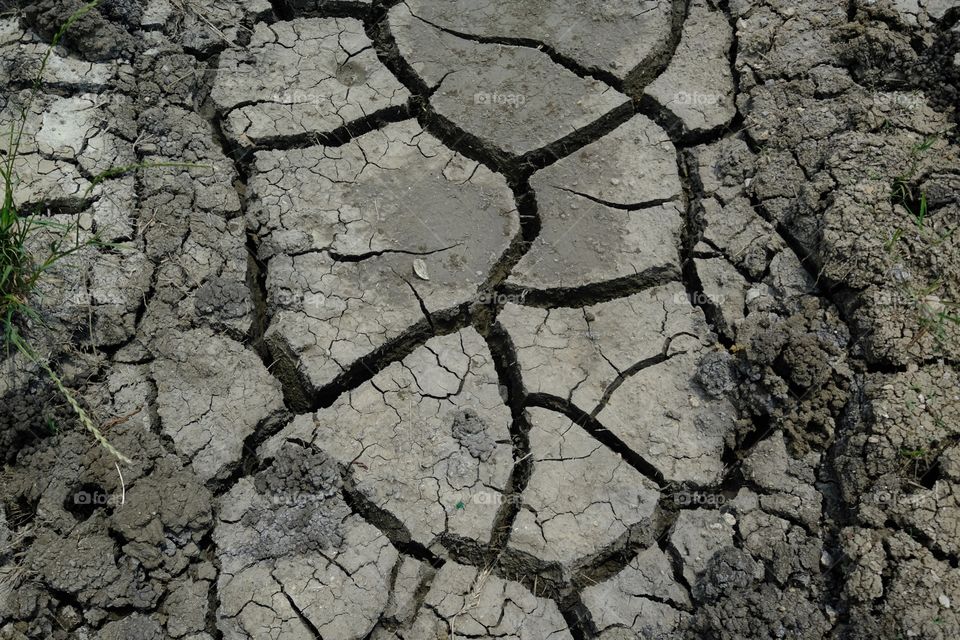 The earth is cracked, don’t fall in