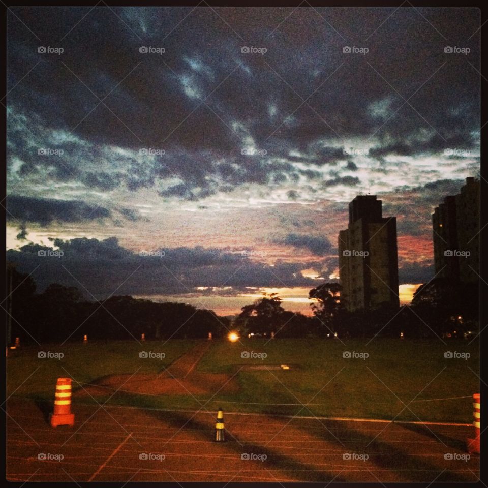 Amanhecer na Praça Esportiva do Complexo Nicolino de Lucca, conhecido como “Bolão”.