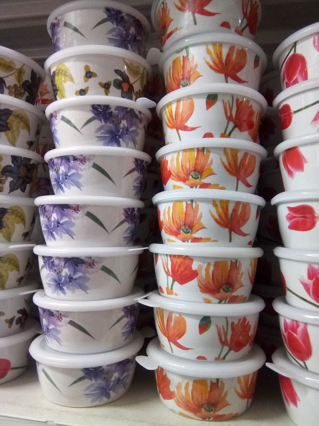 beautiful designed multipurpose  containers generally used in kitchen.