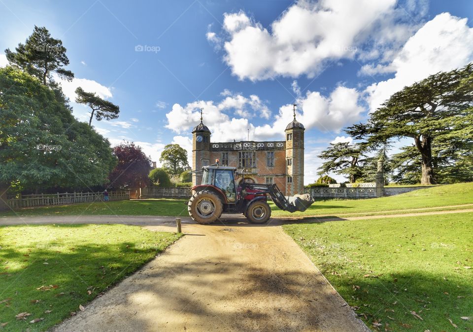 Stately home . Tractor 