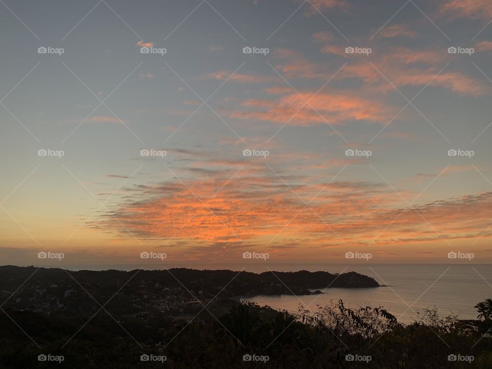 Hermoso atardecer desde la montaña