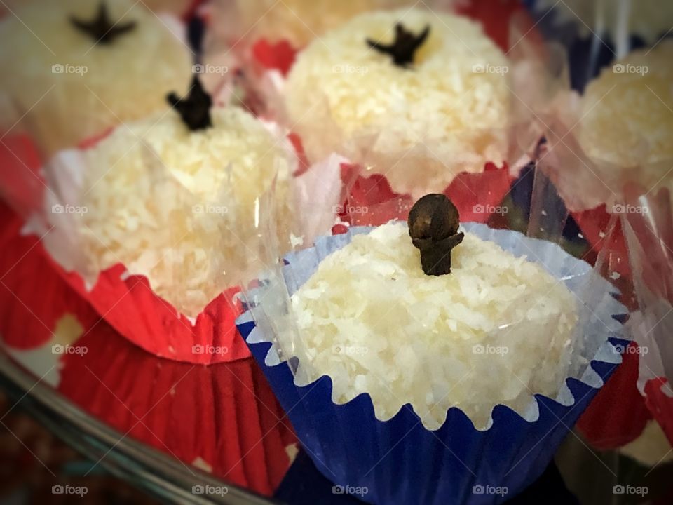 Beijinho de Coco (Coconut Little Kiss) is a Brazilian sweet made of condensed milk cooked with butter and coconut flakes, formed into little candy balls. Not the healthiest snack, but a party is not a party without it...