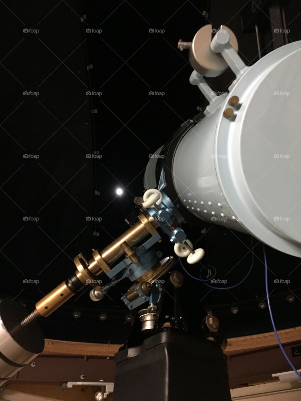 Telescope to moon.