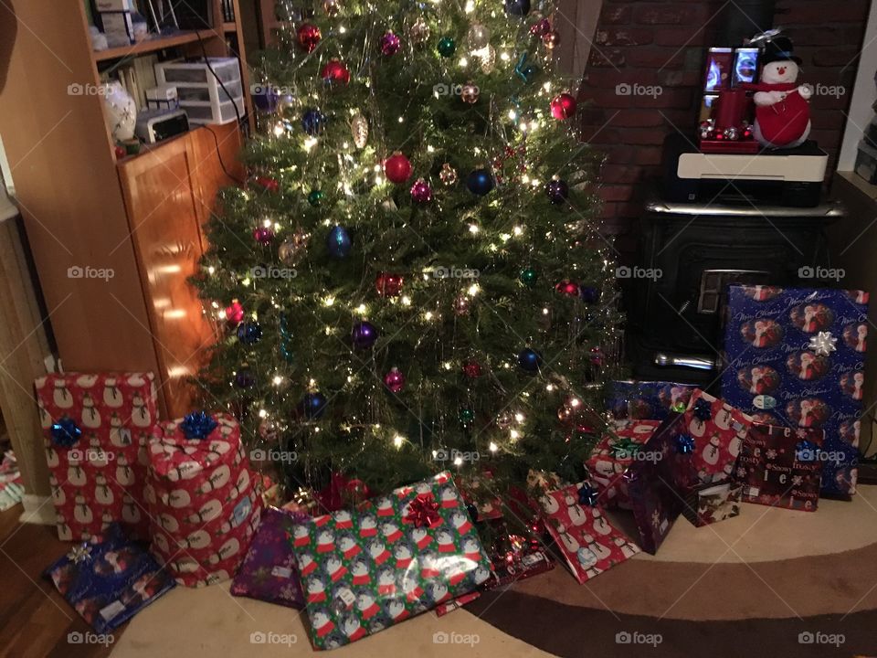 Christmas tree with presents 