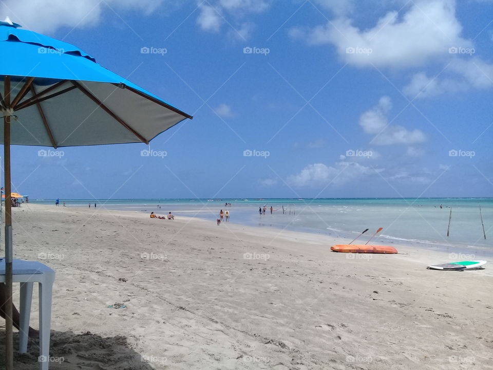 Aqui é a Praia da Bruna, localizada no Nordeste Brasileiro. Praia calma, com um muro natural fazendo com os arrecifes uma piscina natural.