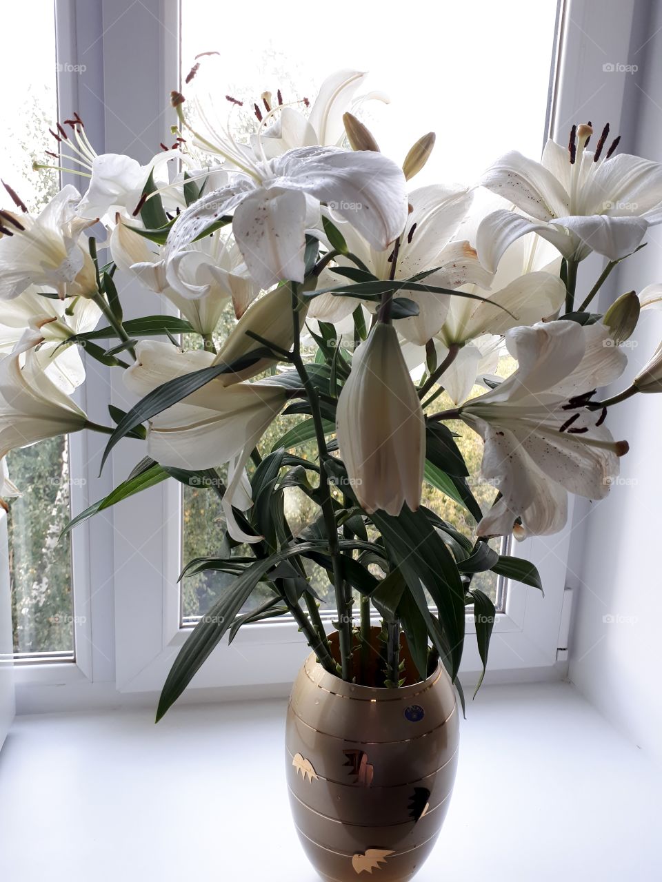 Luxurious bouquet of lilies