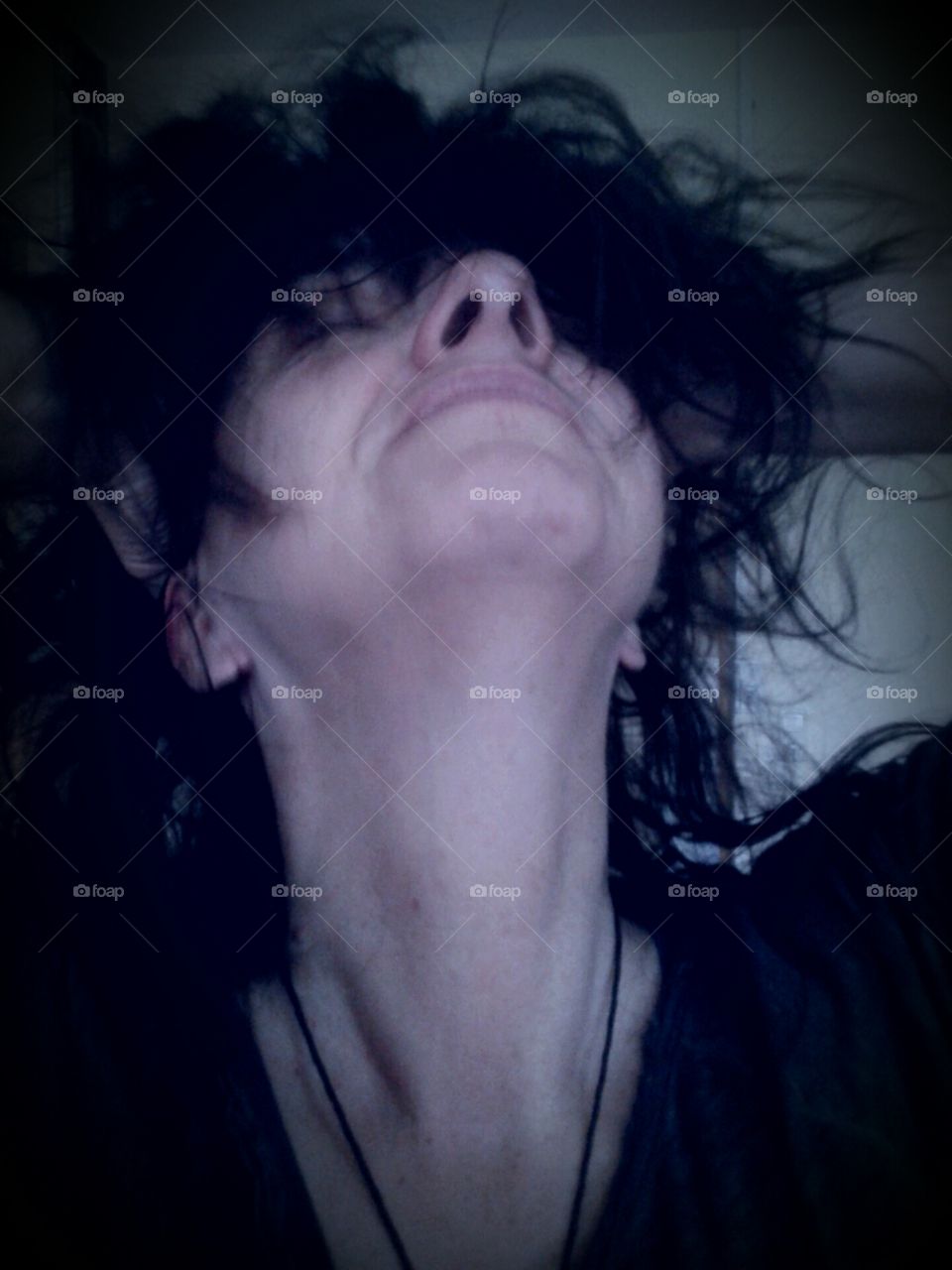 Frau schüttelt ihre Haare