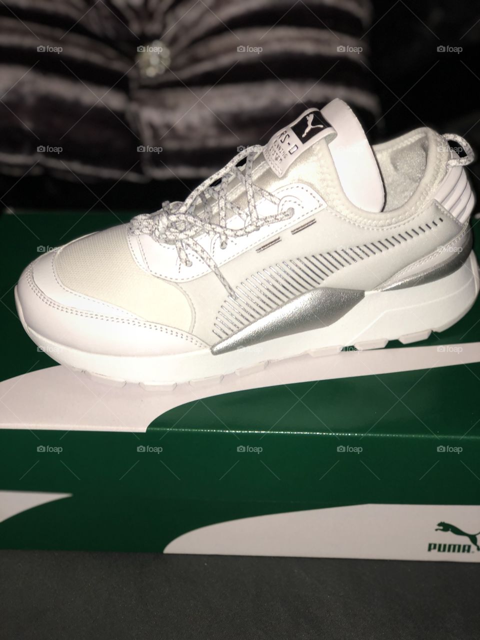 This is a puma trainer , white with silver outlines on it perfect fit nice and comfy ready for summer colour.