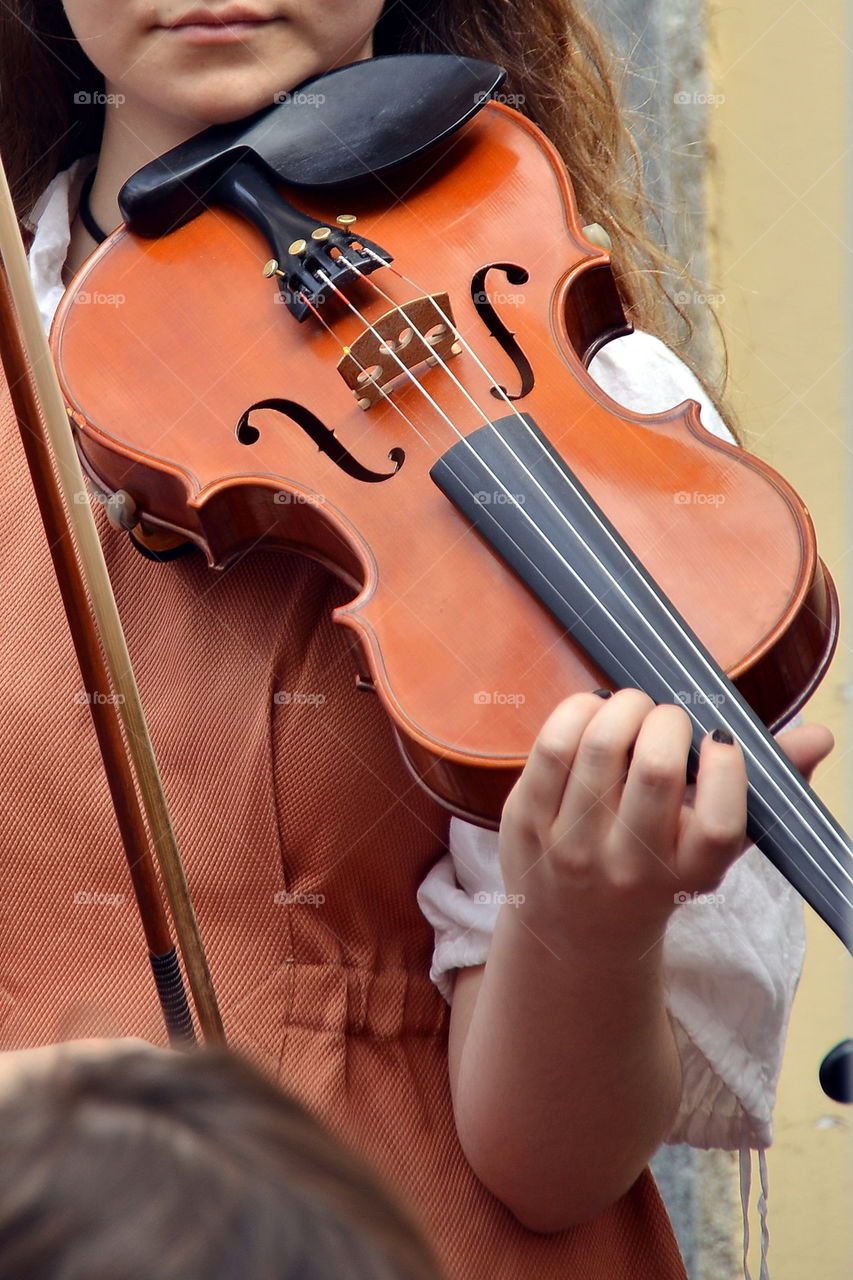 a girl plays the violin