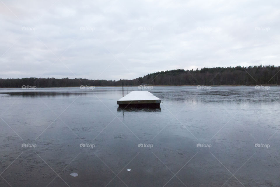 Lake about to freeze - ice.
Sjö is brygga