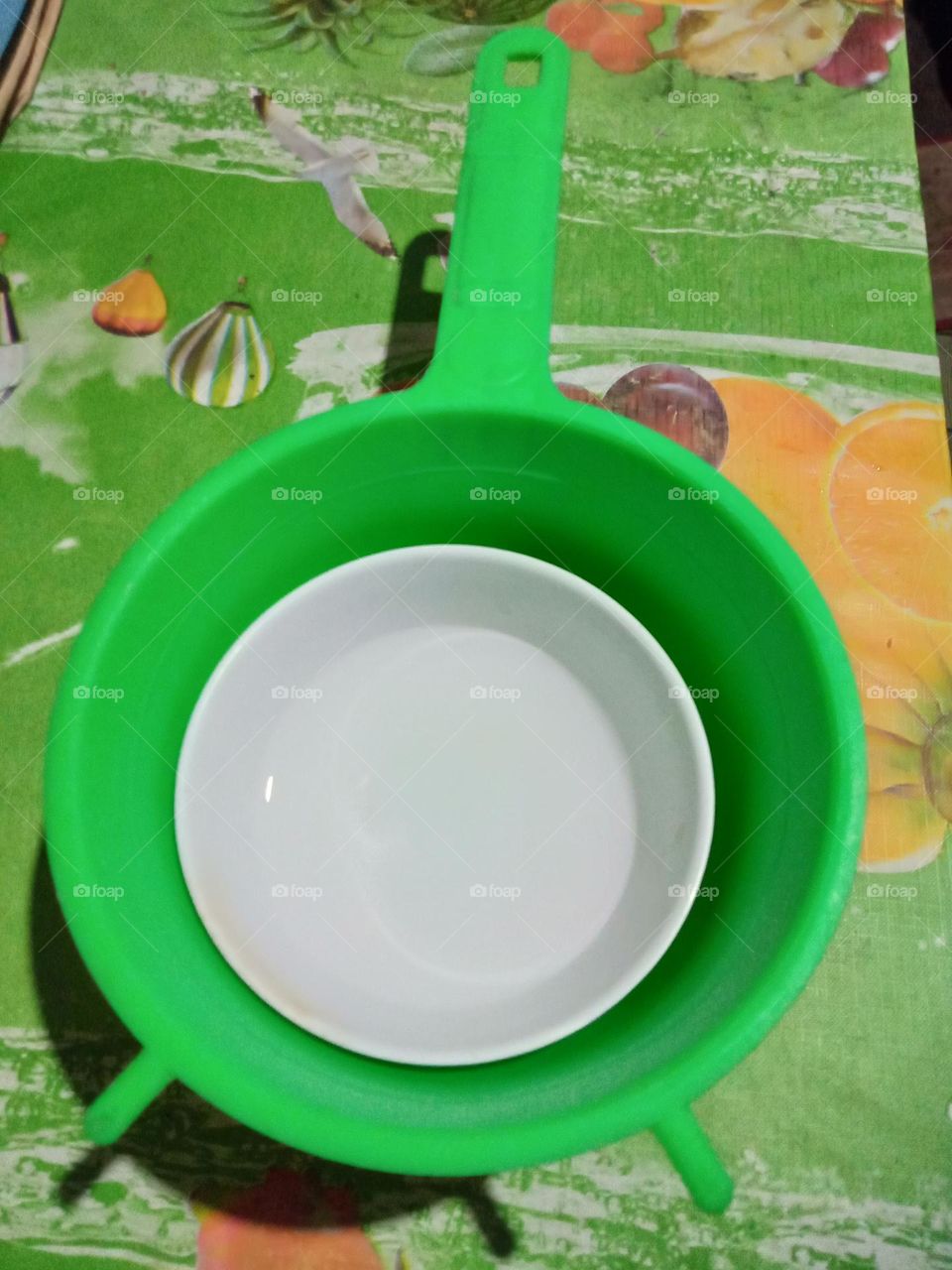 GREEN VS. WHITE,, GREEN TABLE MAT AND WHITE MINI SOUP BOWL