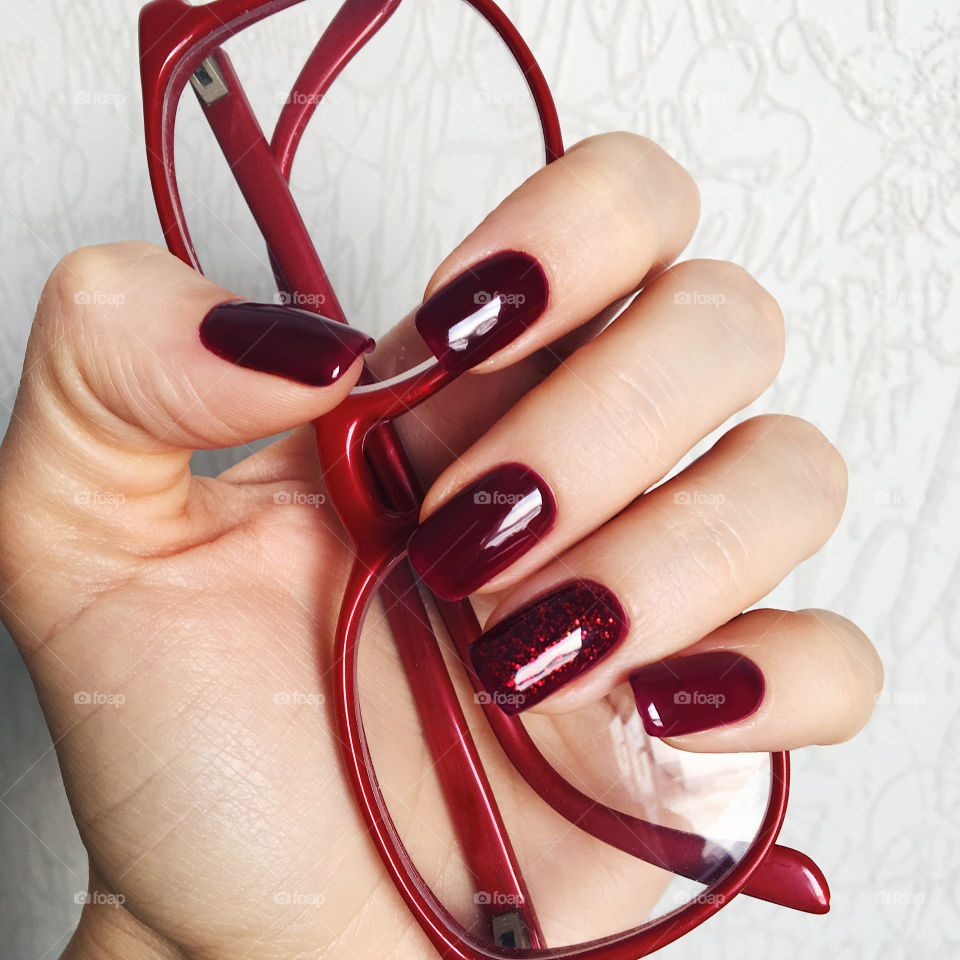 Trendy marsala manicure 