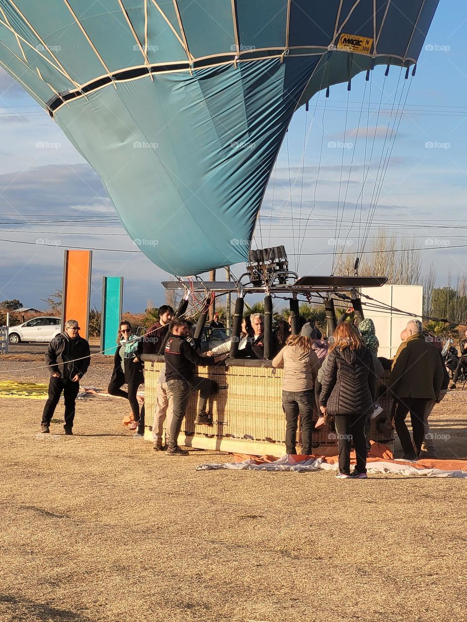 personas suben al globo aerostático