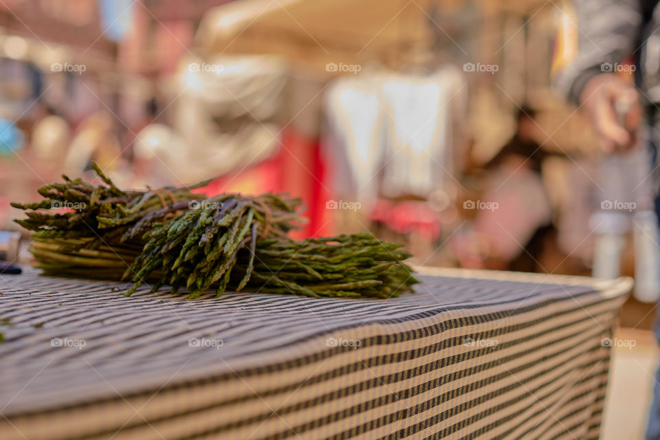 Puesto de Esparragos silvestres en el mercado callejero de Vic