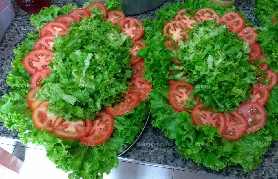 Salada de alface crespa com tomate.