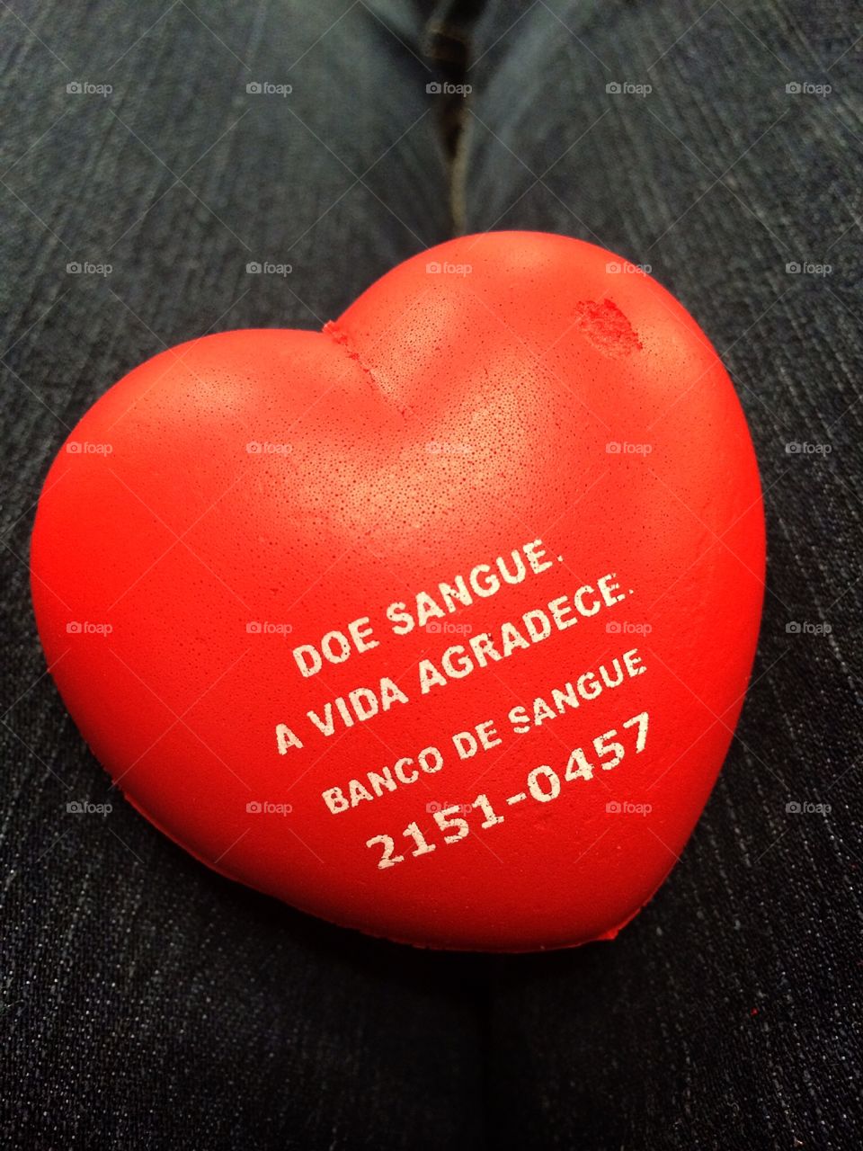 Um coração vermelho da campanha de doadores de sangue do Hospital Israelita Albert Einstein - São Paulo, Brasil
