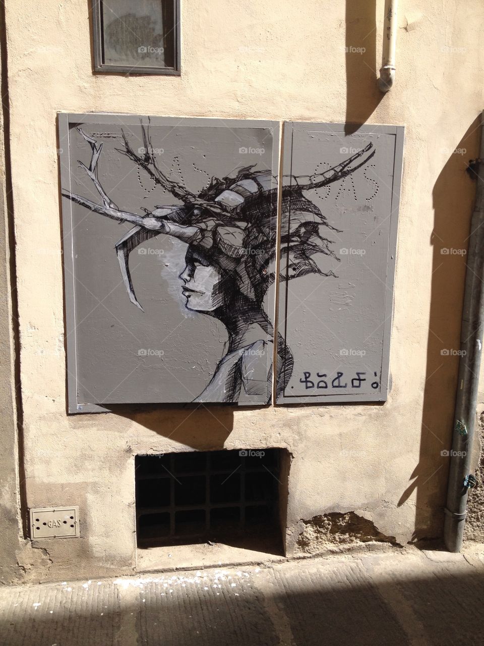 Italian street graffiti on building 
