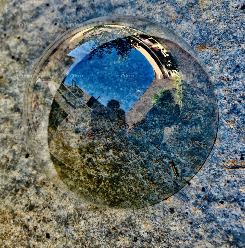 Soap bubbles turning in circles!  Look at that cool effect and that simple joke. / Bolinhas de sabão se transformando em círculos! Olhe só que efeito bacana e que brincadeira simples. 