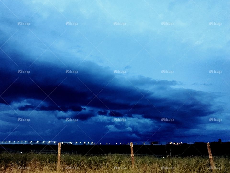 Será que o céu vai ficar carregado mesmo? Acho que a chuva vem chegando...