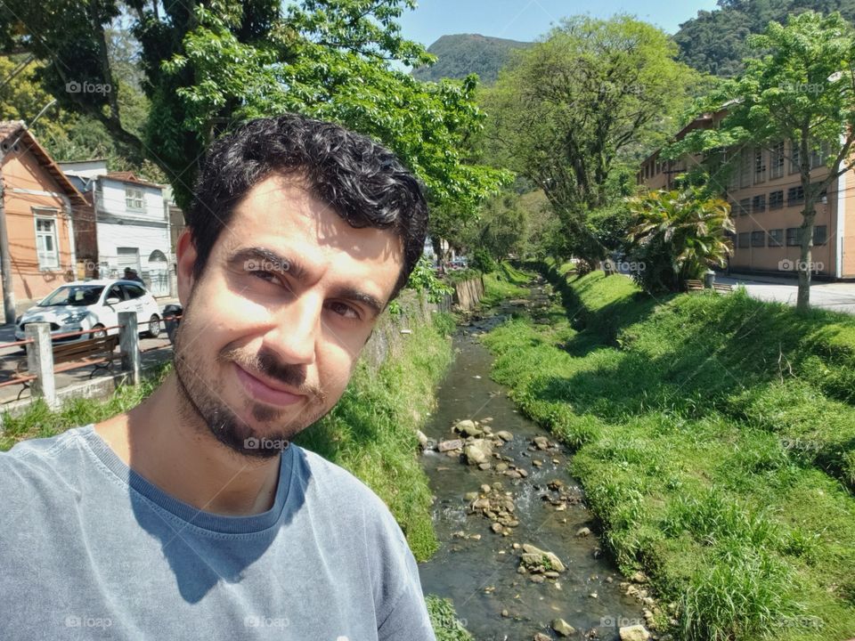 Selfie a beira de um riacho em Petrópolis, Rio de Janeiro, Brasil